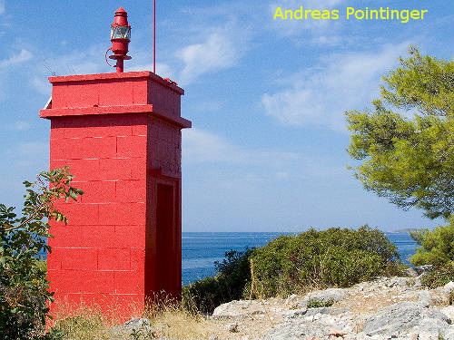 Roter Turm vor dem Meer